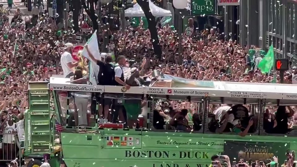真羡慕这个氛围啊！塔图姆拿着奖杯坐在花车上，享受着球迷们的欢呼