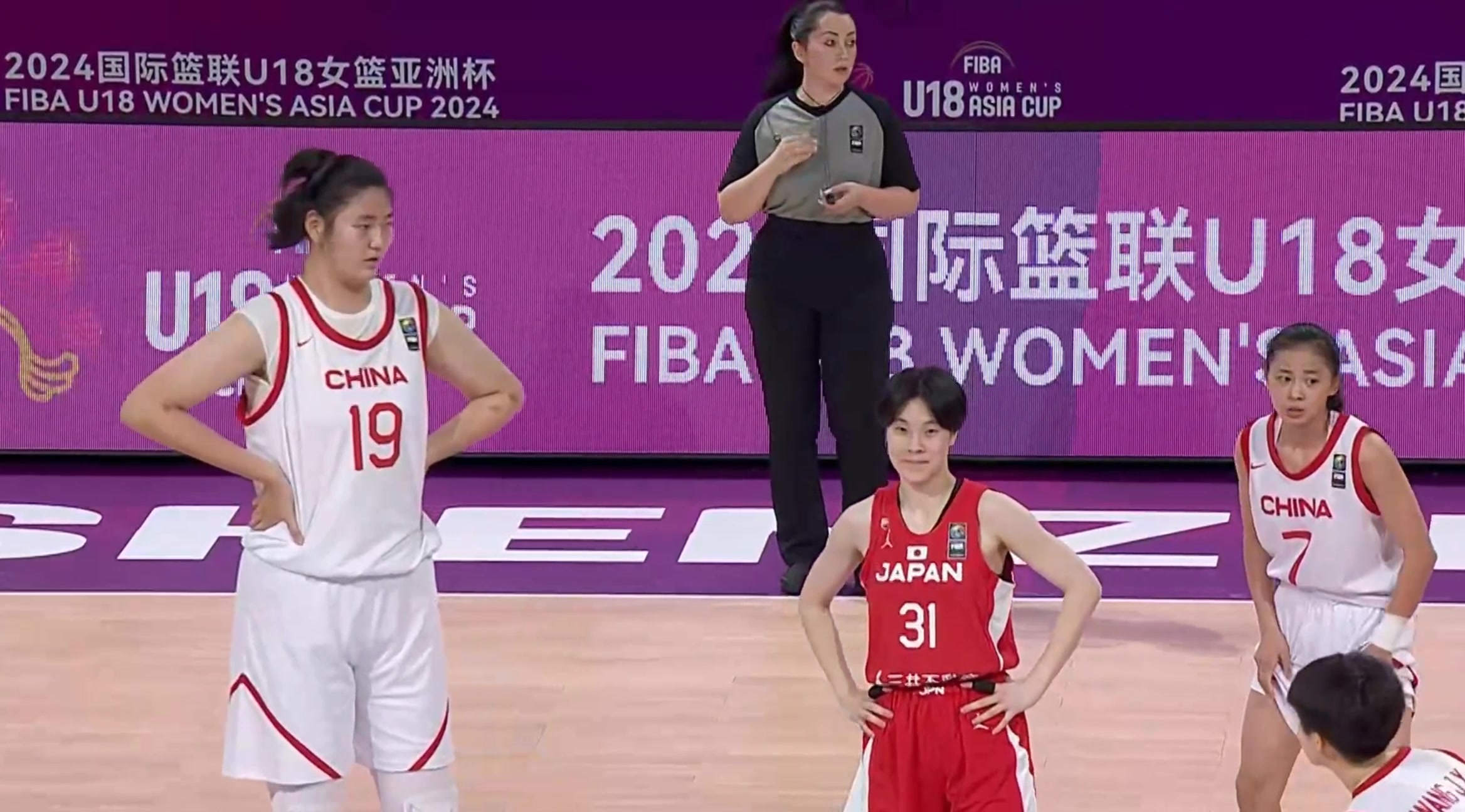 笑死！日本女篮1米7出头的队员和2米23的张子宇跳球，自己都忍不住乐了！
